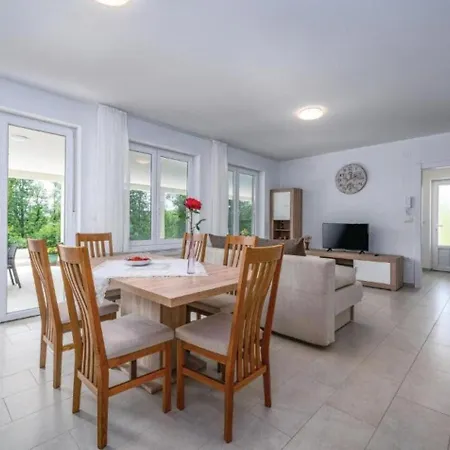 Med - Beautiful With Private Pool